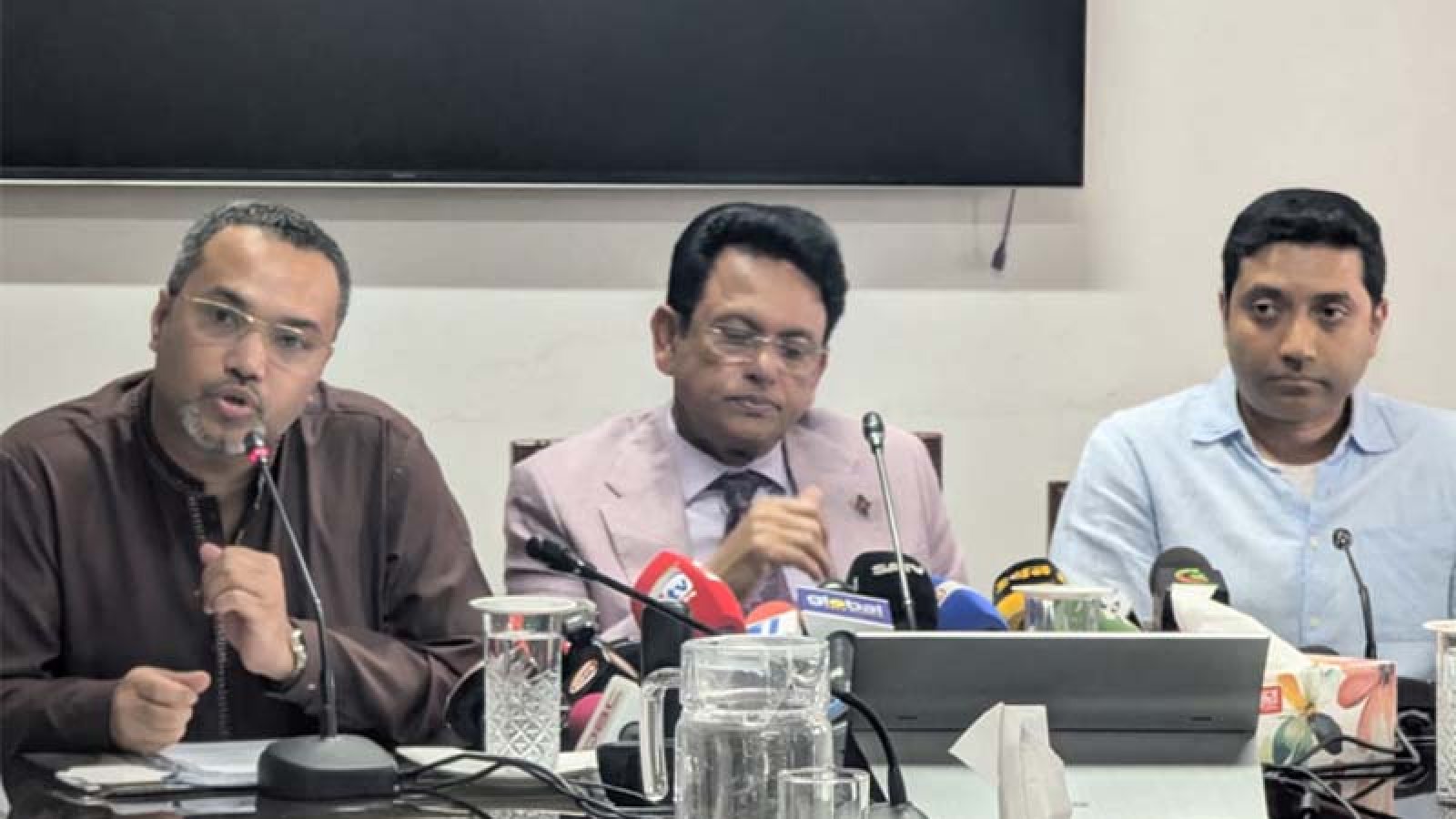 ১ কোটি ৭ লাখ শিক্ষার্থীকে বিনামূল্যে ইউনিফর্ম, জুতা-ব্যাগ দেবে সরকার