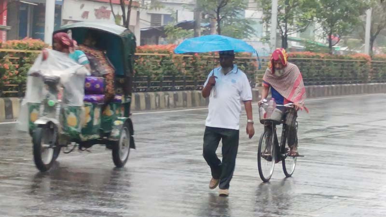 রাজশাহীতে বৃষ্টিতেও কমল না তাপমাত্রা