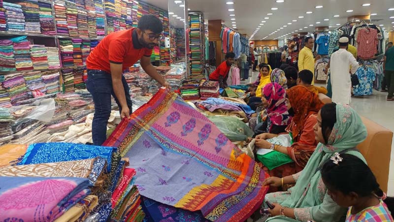 জমে উঠেছে সিল্কের পোশাকের বেচাকেনা