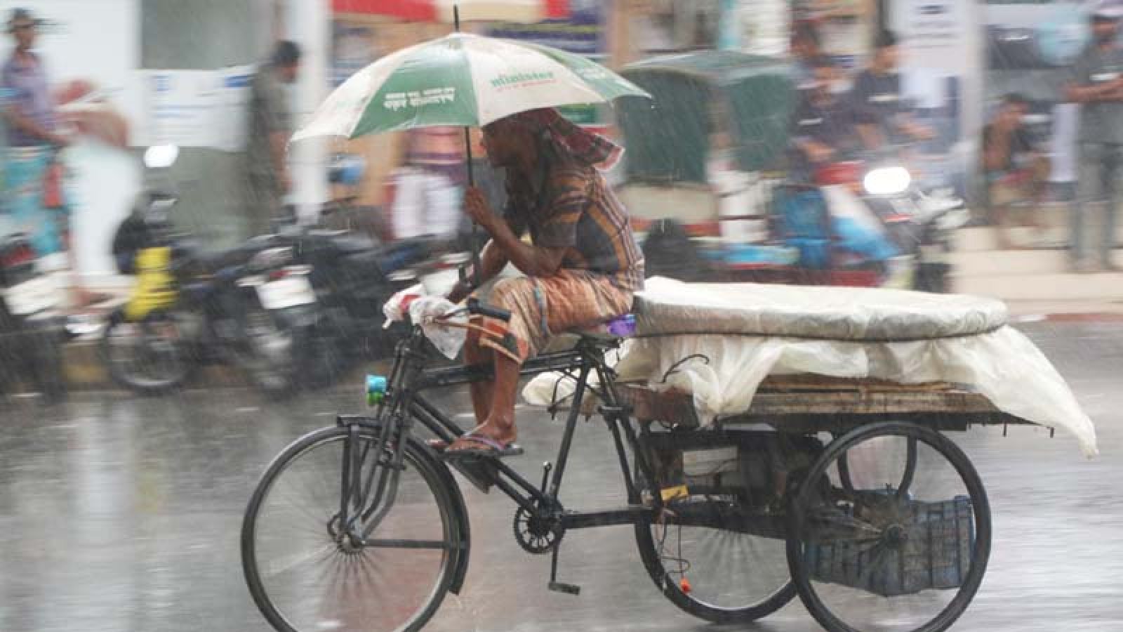 মহানগরীতে বৃষ্টিতে জলজট, জমেছে হাঁটুপানি