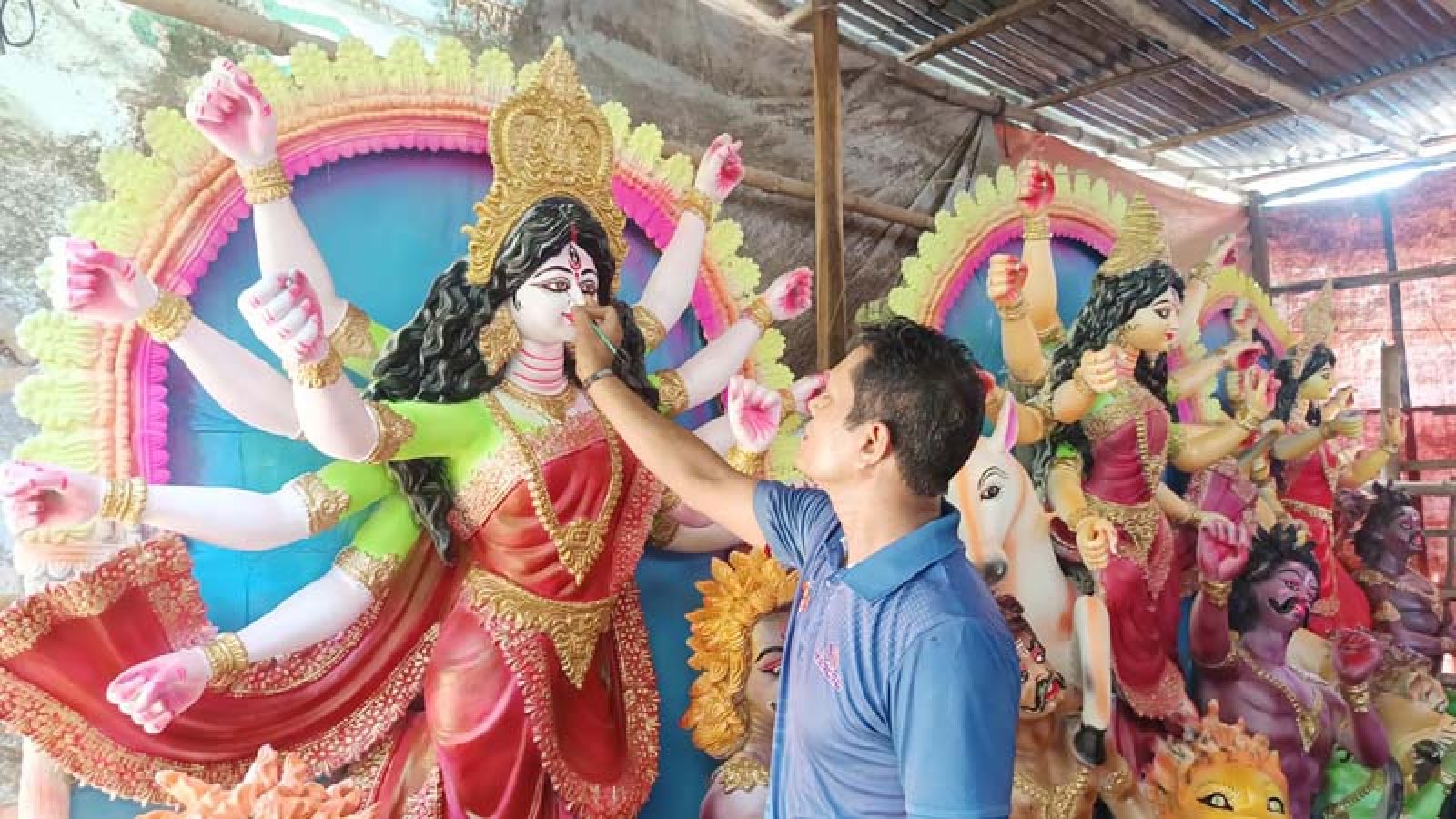ঘোড়ায় চড়ে আসছেন দেবী দুর্গা