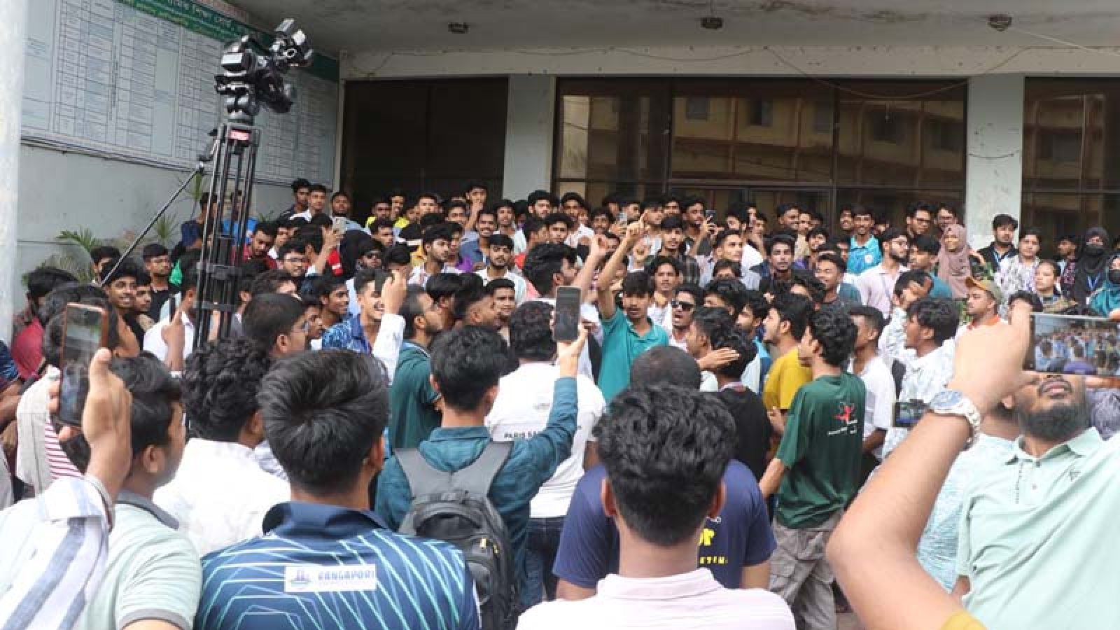 রাজশাহী বোর্ড ঘেরাও, সড়ক অবরোধ পরীক্ষার্থীদের