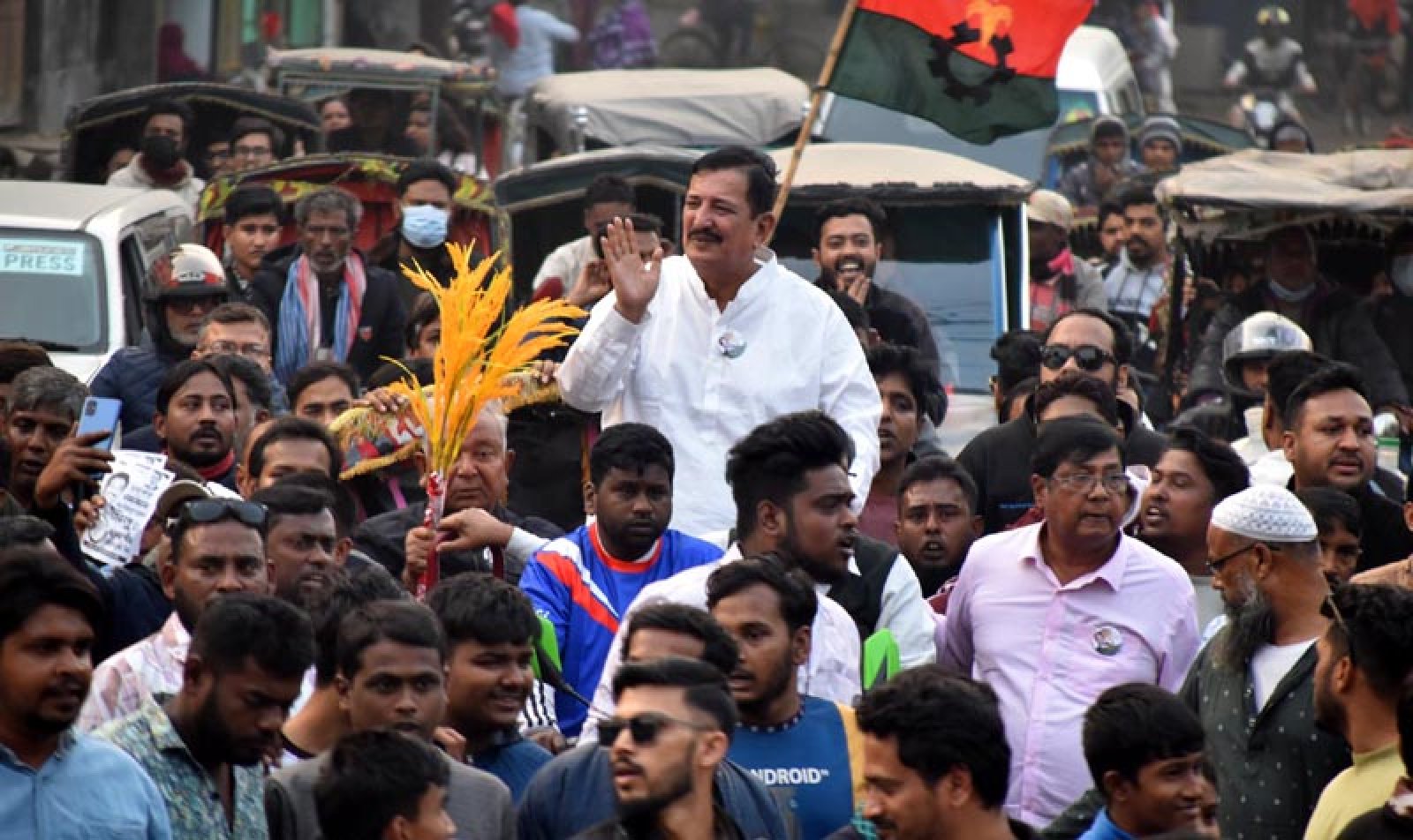 উৎসবমুখর পরিবেশে প্রচারণা শুরু  প্রার্থীরা ছুটছেন ভোটারদের কাছে