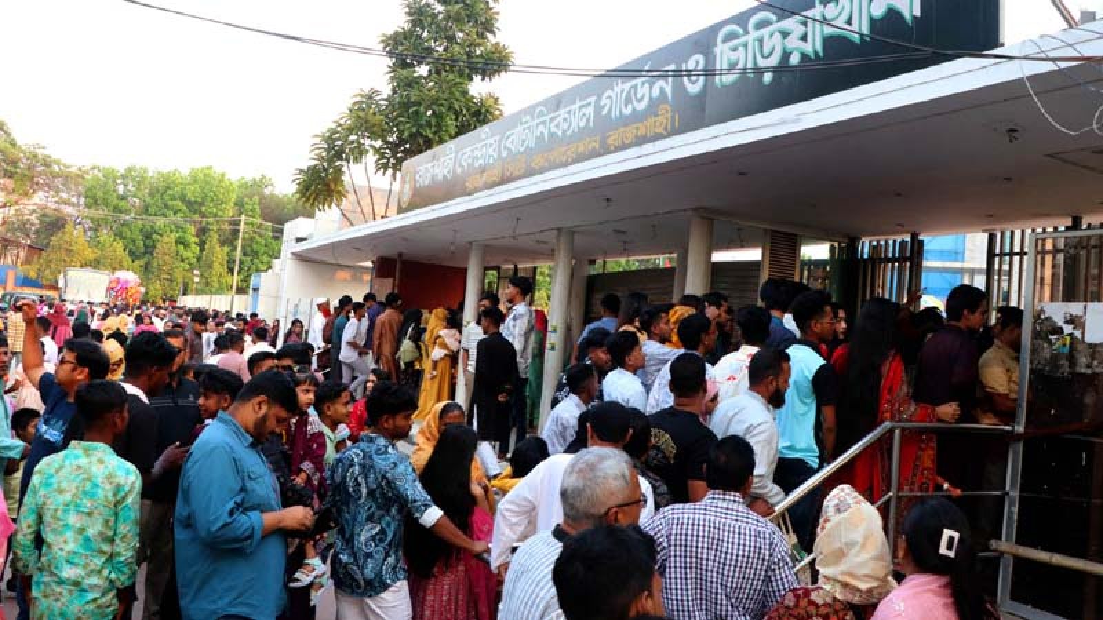 নগরীর বিনোদনকেন্দ্রে দর্শনার্থীদের ঢল
