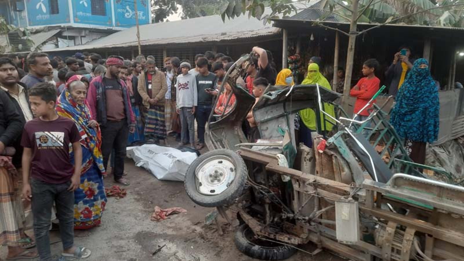 রাজশাহীতে বাসের ধাক্কার বিশ্ববিদ্যালয় শিক্ষার্থীসহ নিহত ৩