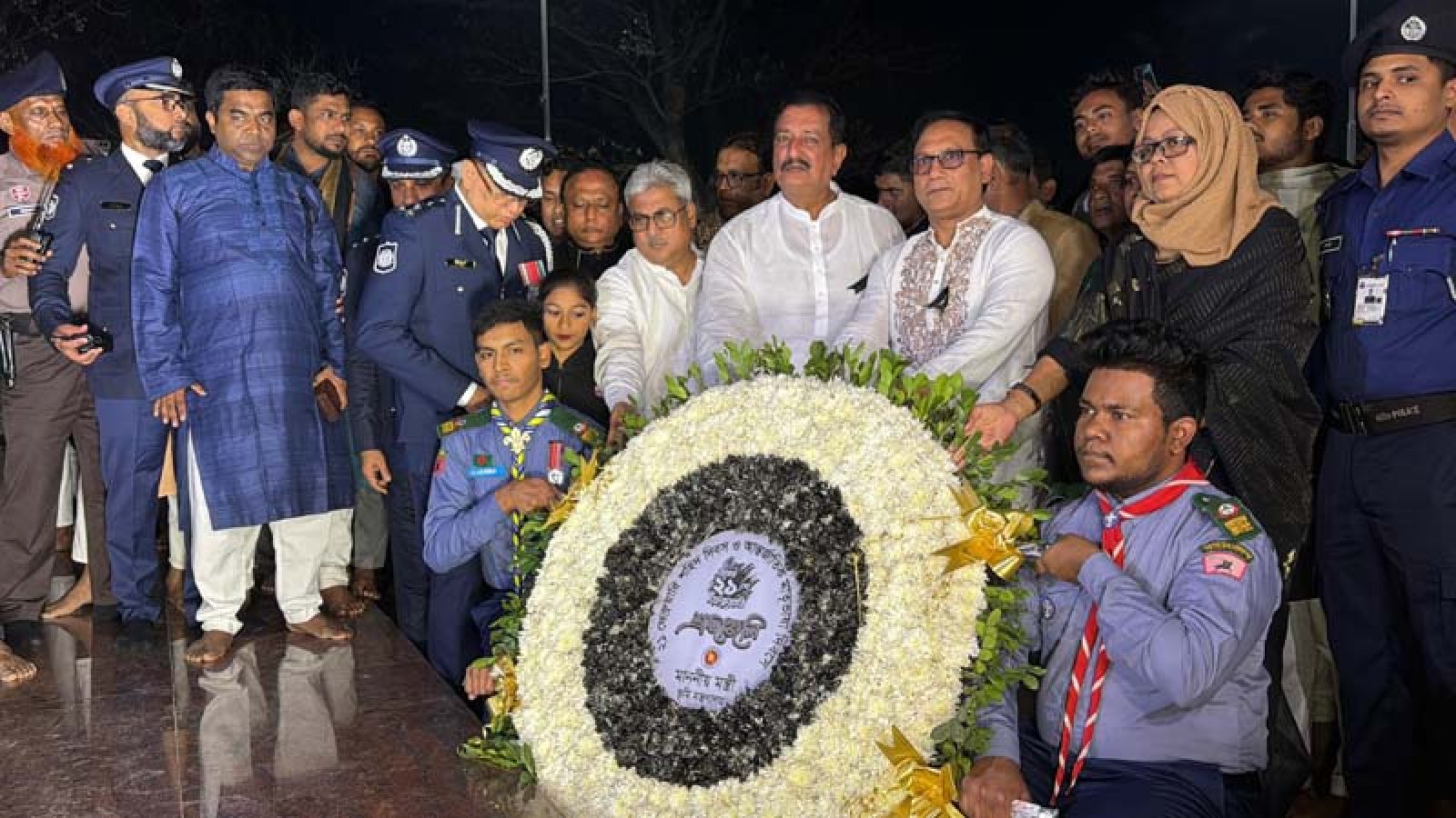 রাজশাহীতে নবনির্মিত শহীদ মিনারে শ্রদ্ধা জানাতে মানুষের ঢল