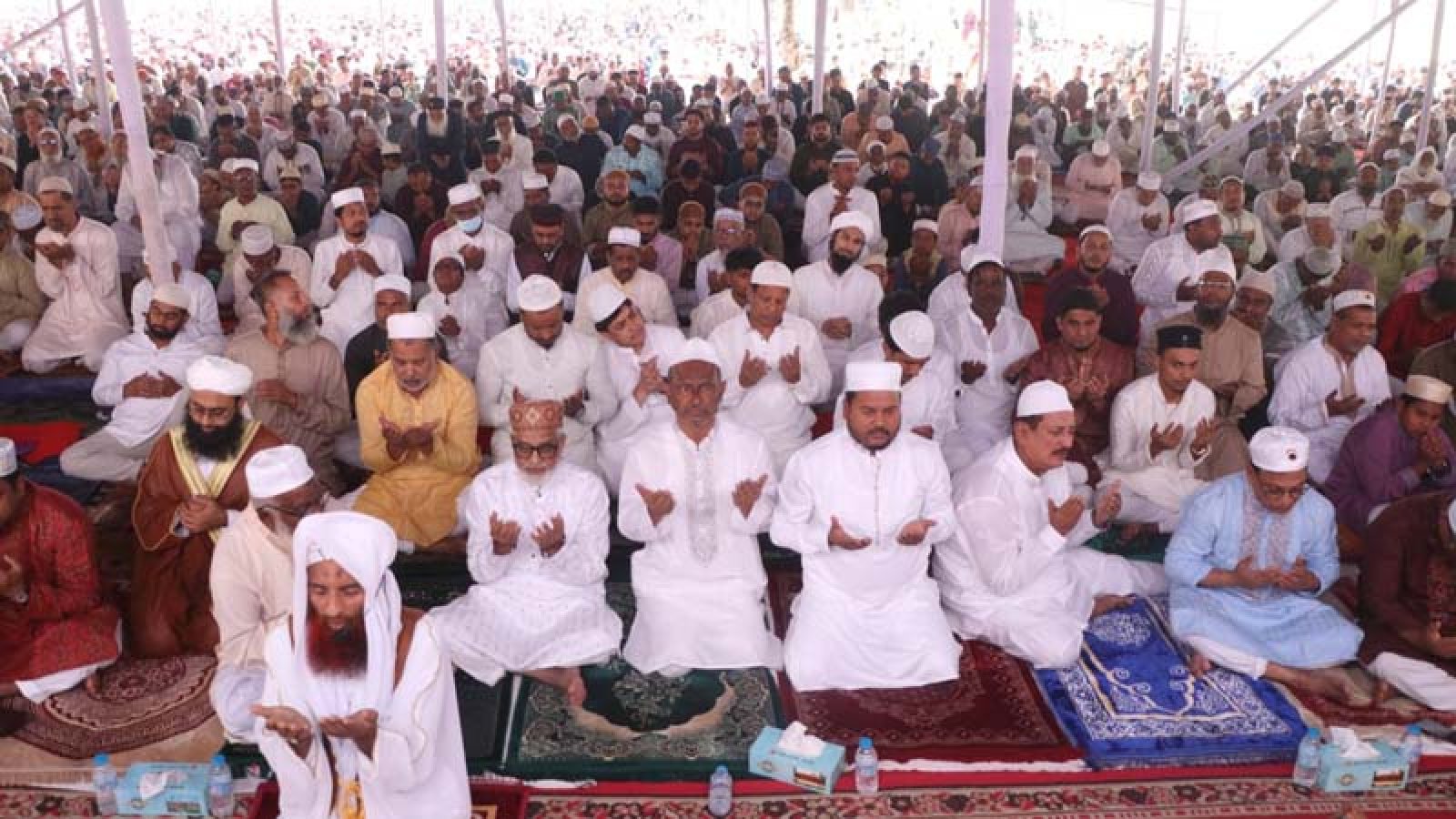 রাজশাহীতে ঈদ জামাতে বিশ্বে শান্তি কামনায় দোয়া