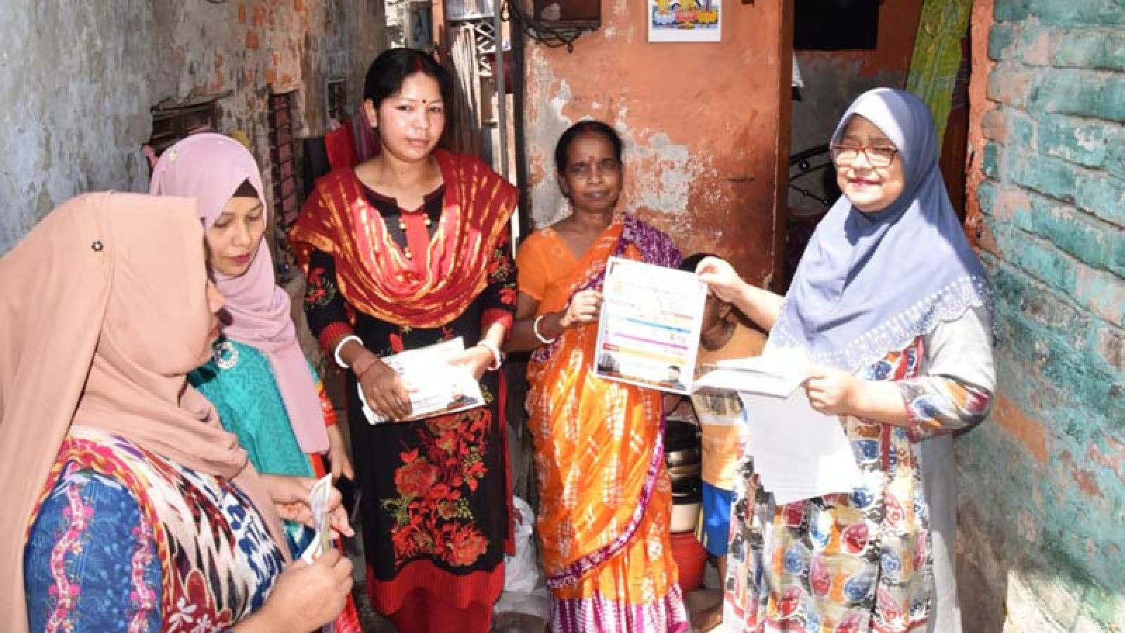 নগরীতে হাম রোগ প্রতিরোধে জনসচেতনামূলক লিফলেট বিতরণ