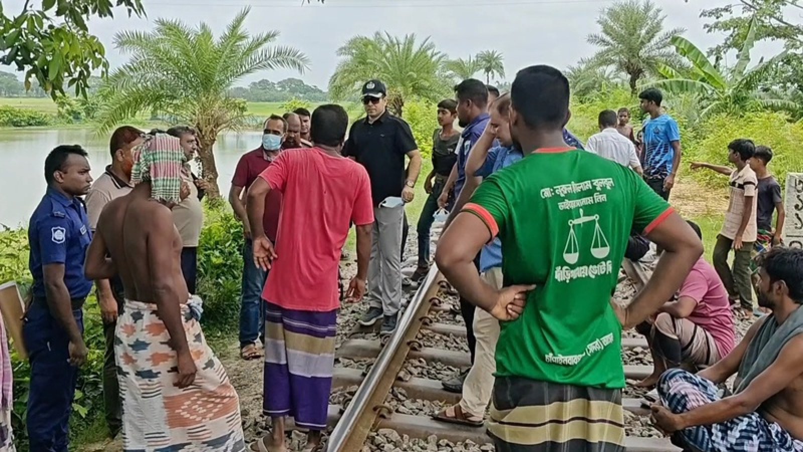 চাঁপাইনবাবগঞ্জে রেললাইনের পাশে অর্ধগলিত মরদেহ উদ্ধার