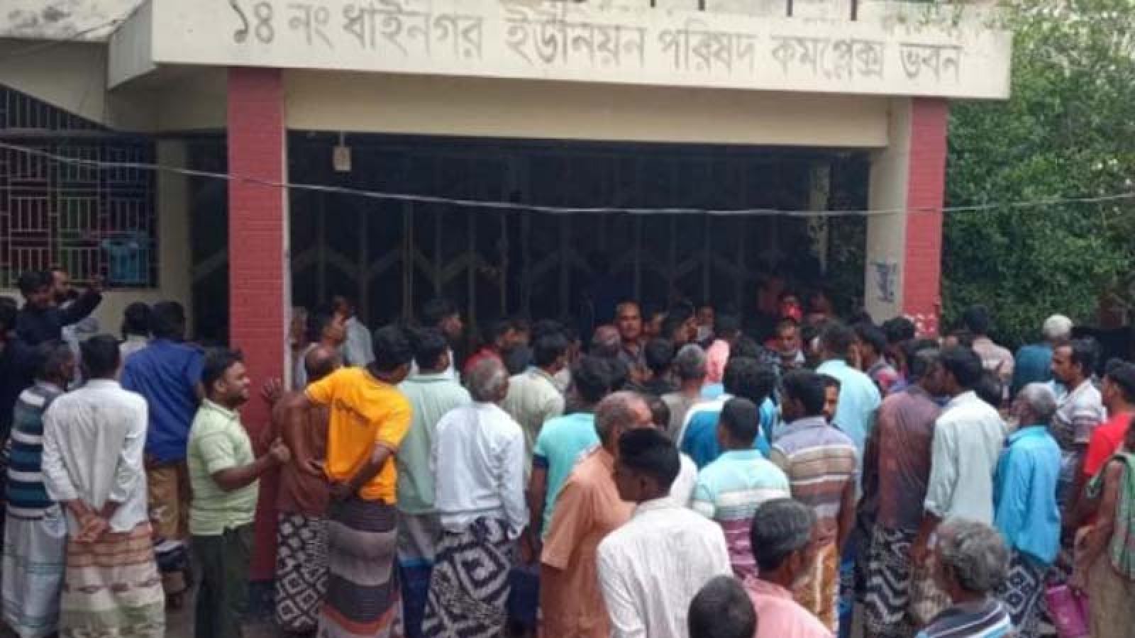 শিবগঞ্জে ভিজিএফের চাল বিতরণে অনিয়মের অভিযোগে ইউপি চেয়ারম্যান অবরুদ্ধ