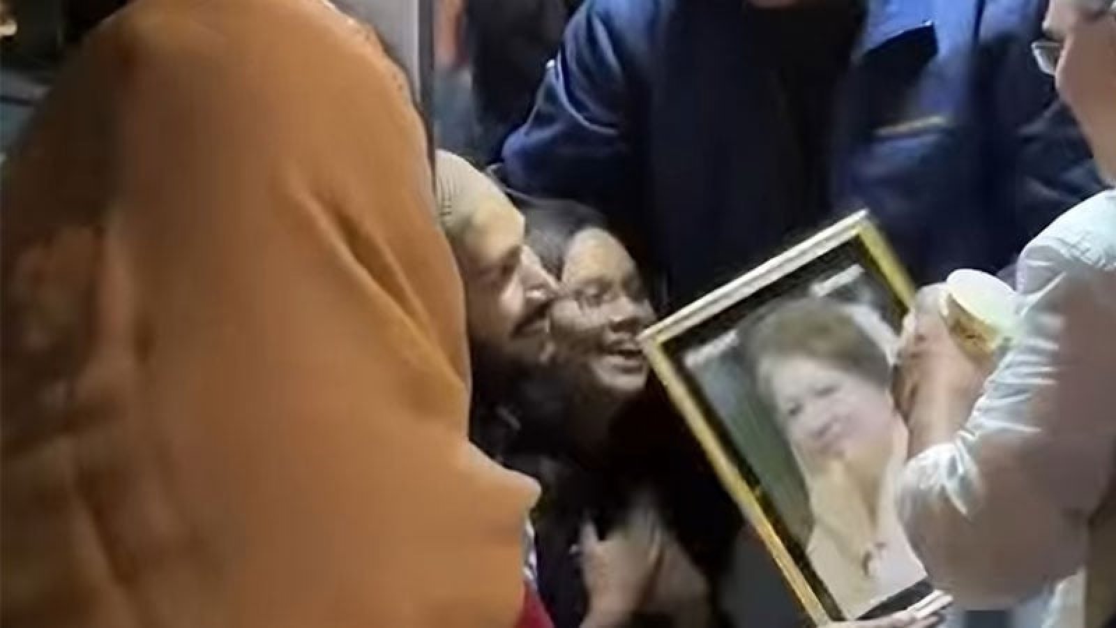 বাস থামিয়ে কিশোরীর কথা শুনলেন তারেক রহমান