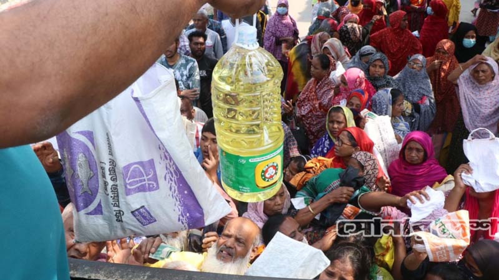 টিসিবির পণ্য নিতে লাইনে নিম্ন ও মধ্যবিত্তরা