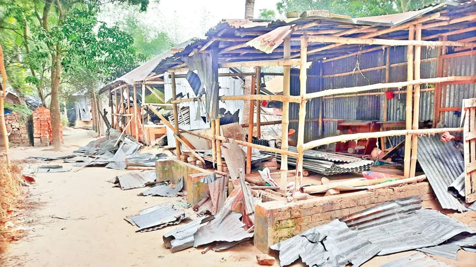 মান্দায় মাদকসেবনে বাধা দেয়ায় হিন্দু পল্লীতে হামলা-ভাঙচুরের অভিযোগ