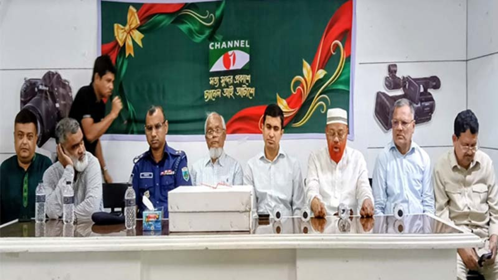 জ্যেষ্ঠদের সম্মান জানিয়ে মঞ্চের এক পাশে বসলেন এমপি শিমুল বিশ্বাস !