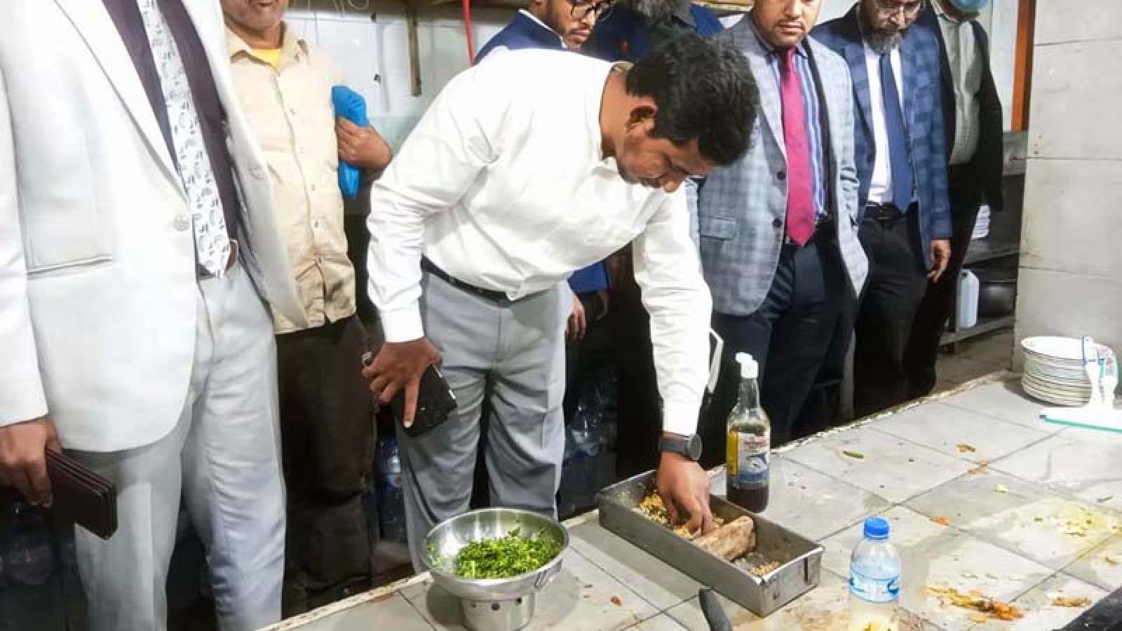 রাজশাহীতে খাদ্য আইন লঙ্ঘনে চারটি প্রতিষ্ঠানকে জরিমানা, একটিতে মামলা