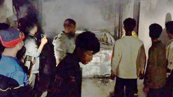 চট্টগ্রামে জাতীয় পার্টির সাবেক এমপি আনিসুল ইসলামের বাড়িতে আগুন