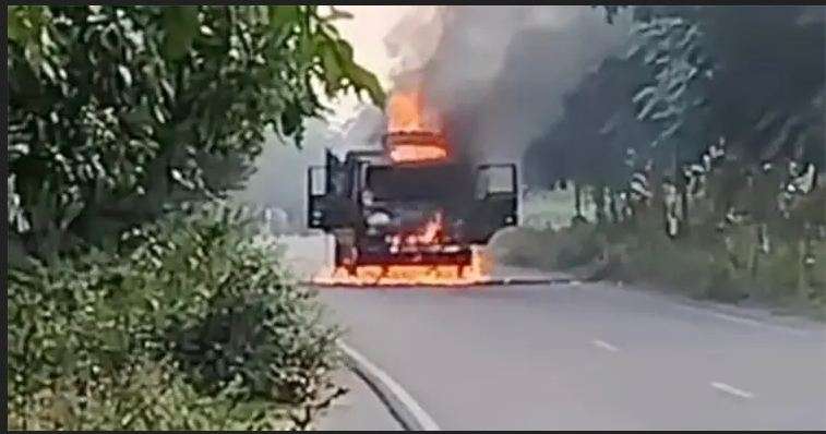 মাদারীপুরে ট্রাকে আগুন-পুলিশের গাড়ি ভাঙচুর