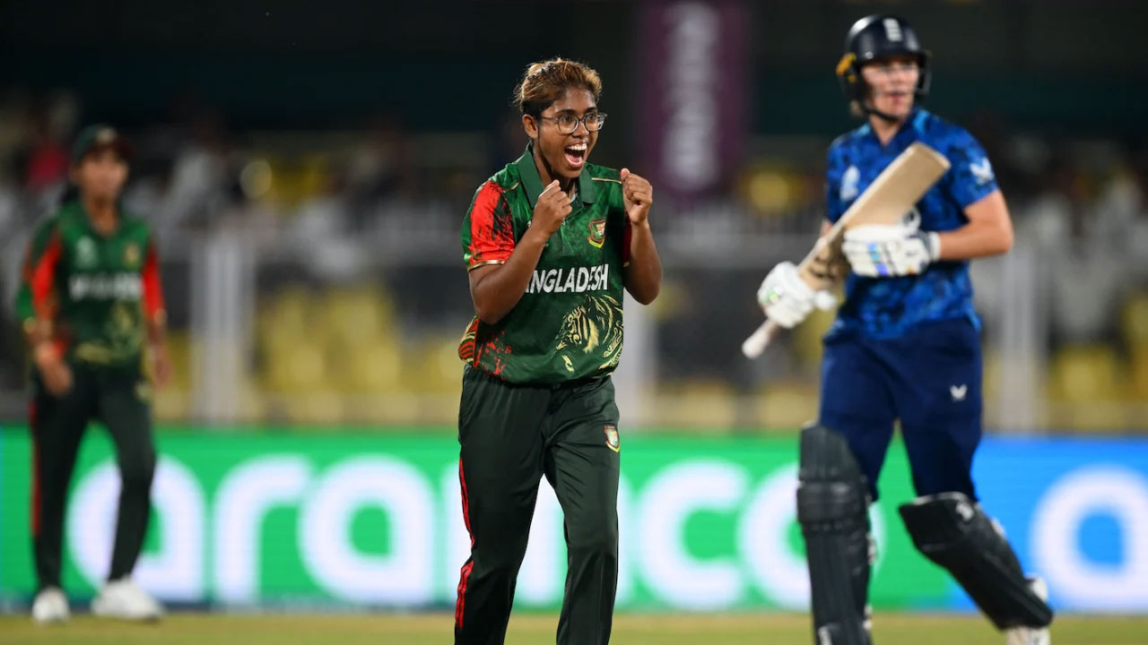 বাংলাদেশের স্পিন জাল ছিঁড়ে কোনোরকমে বেরিয়ে গেল ইংল্যান্ড