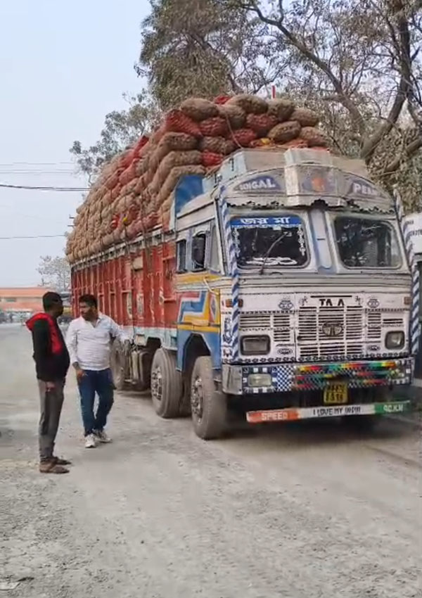 চাঁপাইনবাবগঞ্জ সোনামসজিদ স্থলবন্দর দিয়ে ভারতীয় পেঁয়াজ আমদানি শুরু