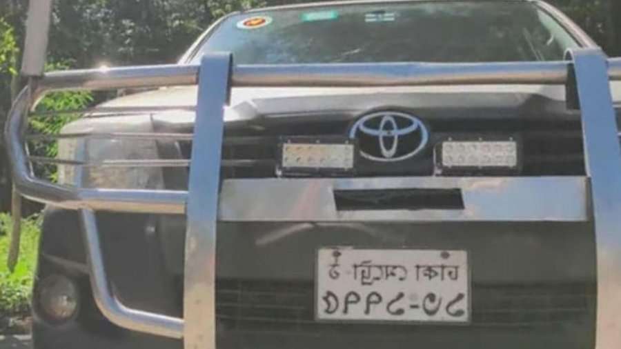 সরকারি গাড়িতে চড়ে নিয়োগ পরীক্ষা দিতে এলেন উপদেষ্টার এপিএস