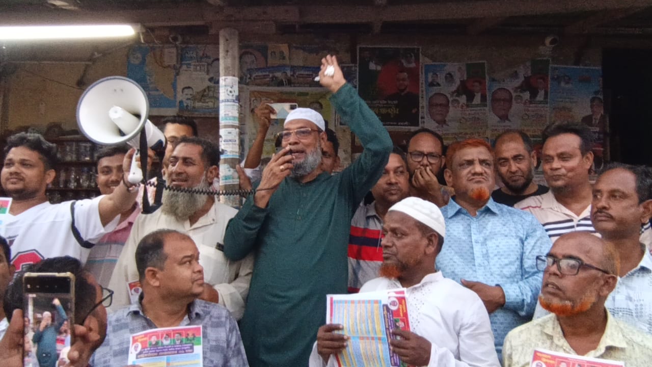 সাপাহারে ৩১ দফা বাস্তবায়নে ডা. সালেক চৌধুরীর পক্ষে গণসংযোগ ও লিফলেট বিতরণ