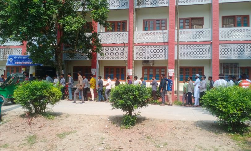 উৎসবমুখর পরিবেশে চলছে রাকসু নির্বাচন, নেই বড় কোনো অভিযোগ
