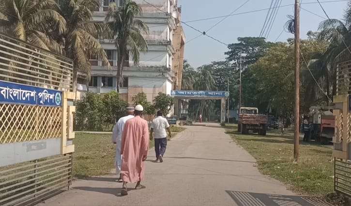 তিন ভাইয়ের বিরুদ্ধে সংঘবদ্ধ ধর্ষণের মামলা, এলাকায় চাঞ্চল্য