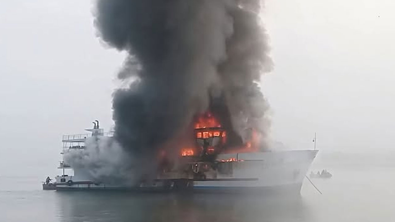 কক্সবাজারে নোঙর করা সেন্টমার্টিনগামী জাহাজে আগুন, নিহত ১