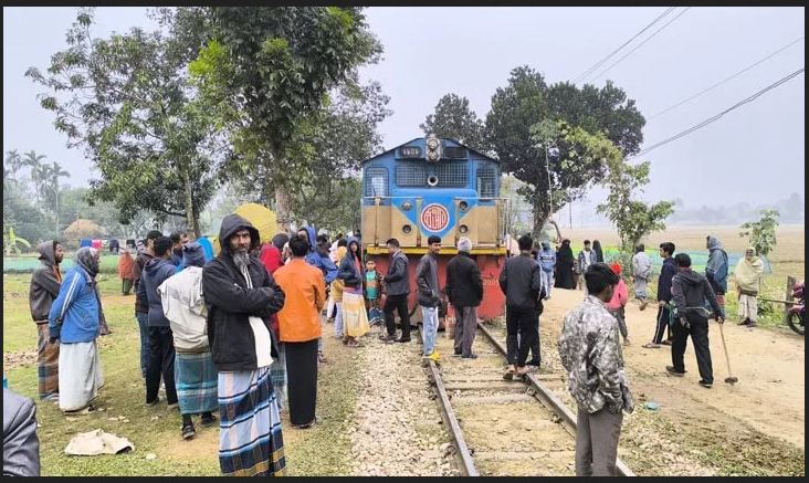 রেললাইনের পাত তুলে ফেলায় দুই বগি লাইনচ্যুত, ঢাকা-ময়মনসিংহ রেল চলাচল বন্ধ