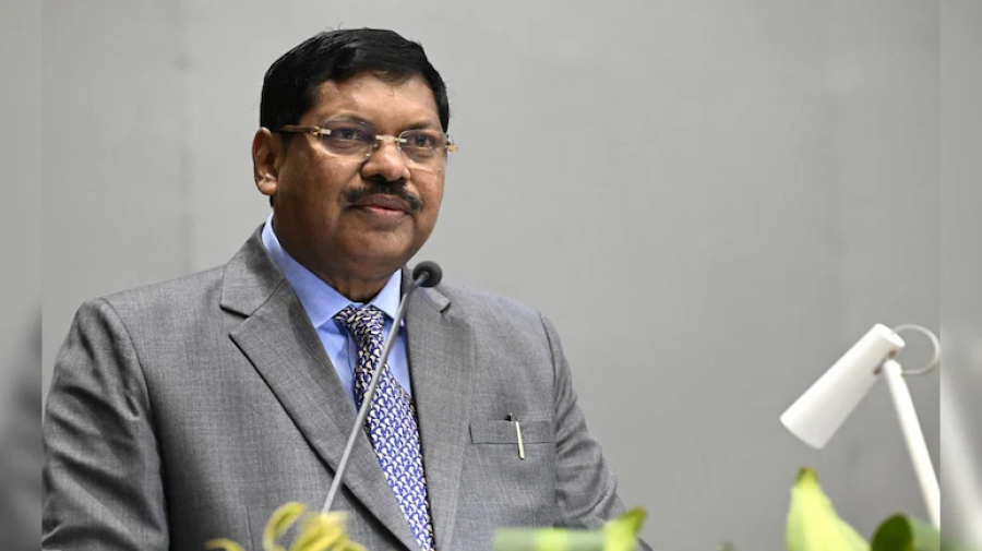 শুনানির সময় ভারতের প্রধান বিচারপতিকে লক্ষ্য করে জুতা নিক্ষেপ