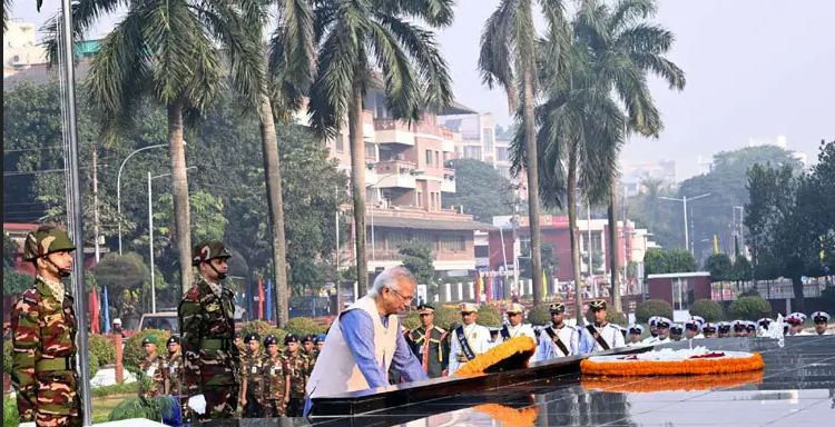 শিখা অনির্বাণে শ্রদ্ধা জানাচ্ছেন প্রধান উপদেষ্টা অধ্যাপক ড. মুহাম্মদ ইউনূস সশস্ত্র বাহিনী দিবসে শিখা অনির্বাণে প্রধান উপদেষ্টার শ্রদ্ধা