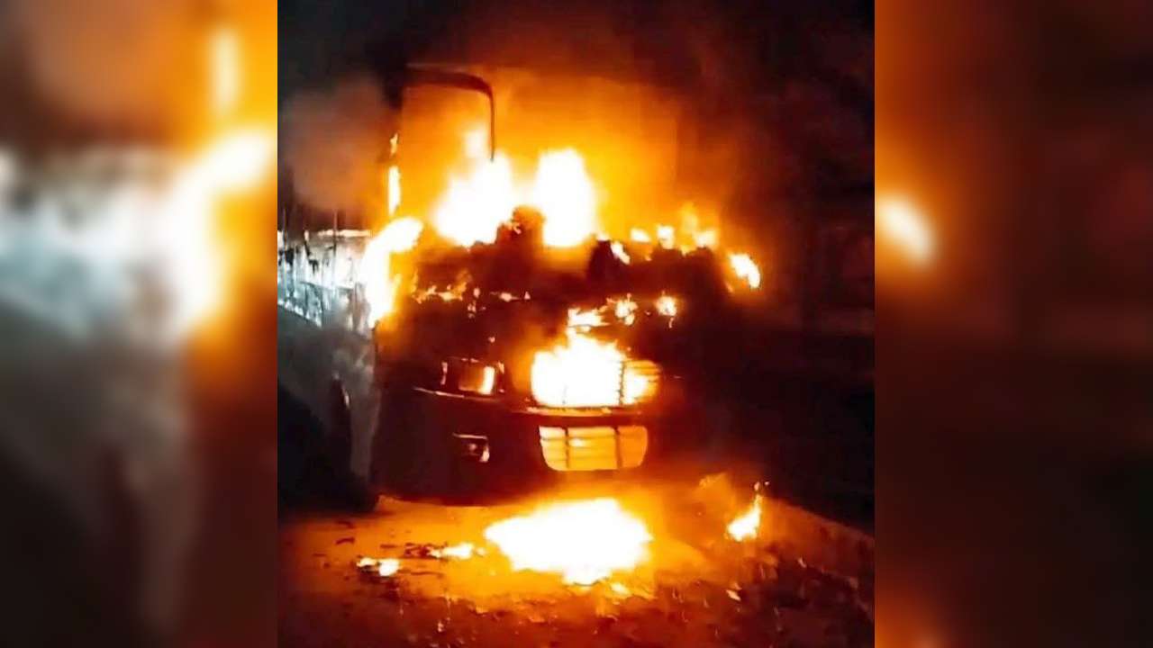 মানিকগঞ্জে মধ্যরাতে স্কুলবাসে আগুন, ঘুমন্ত চালক দগ্ধ