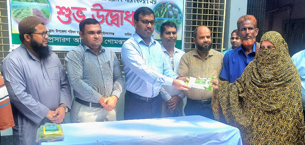 গোমস্তাপুরে কৃষি প্রণোদনার শীতকালীন সবজি বীজ বিতরণ