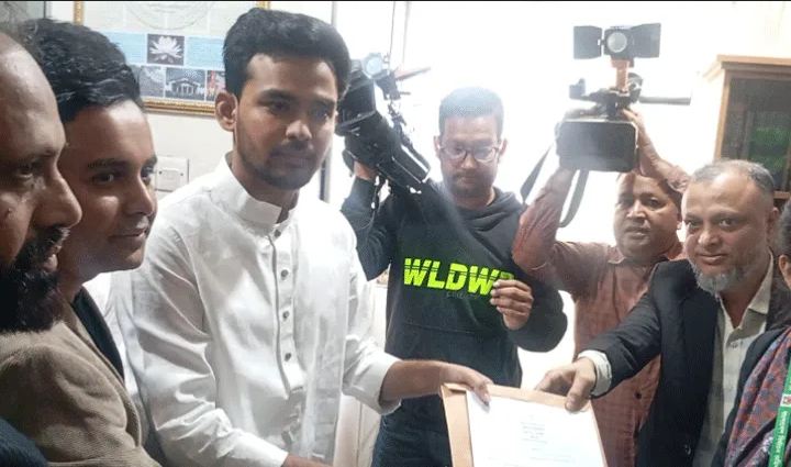 ঢাকা-১০ আসনের মনোনয়ন ফরম তুললেন আসিফ মাহমুদ