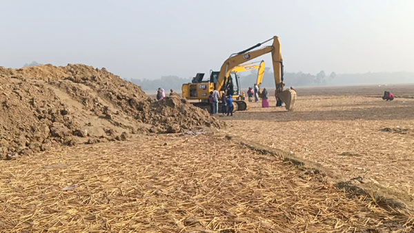 পুকুর খননে বাঁধা দেওয়ায় কৃষককে ভেকুর নিচে ফেলে হত্যার অভিযোগ