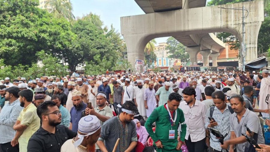 প্রেসক্লাবের সামনে ইবতেদায়ি শিক্ষকরা প্রেসক্লাবের সামনে ইবতেদায়ি শিক্ষকরা, রোববার লংমার্চ