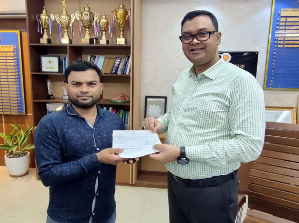নওগাঁয় ভূমি অধিগ্রহণের চেক প্রদান