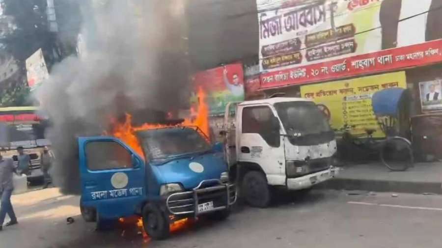 রমনা থানার সামনে হঠাৎ পুলিশের গাড়িতে আগুন