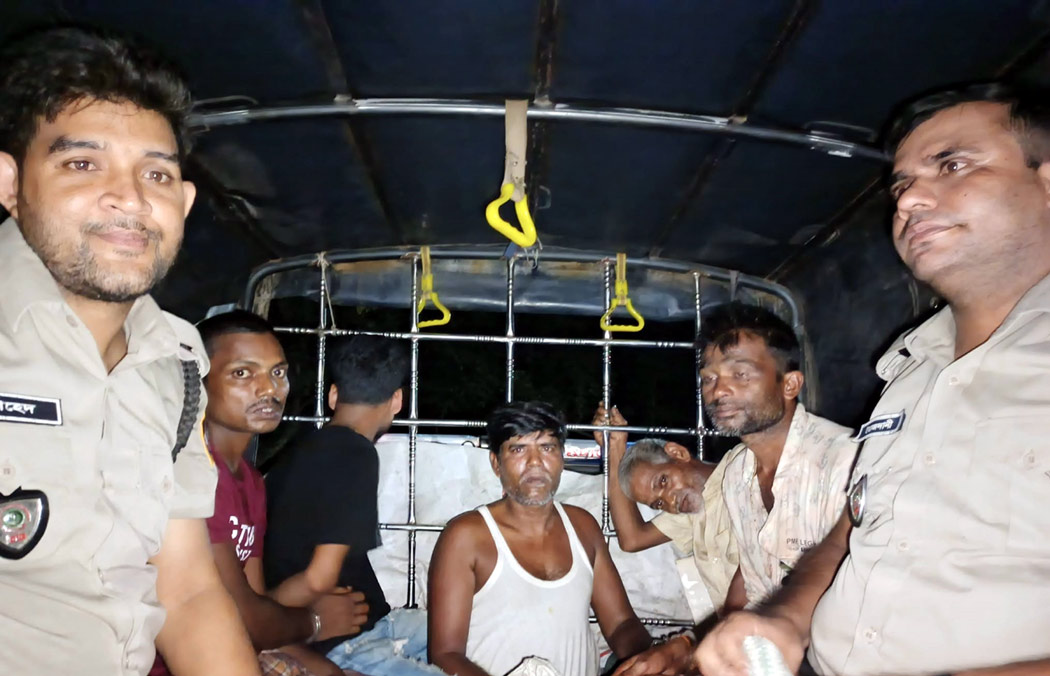 রাণীনগরে মাদকের আখড়ায় যৌথ অভিযান