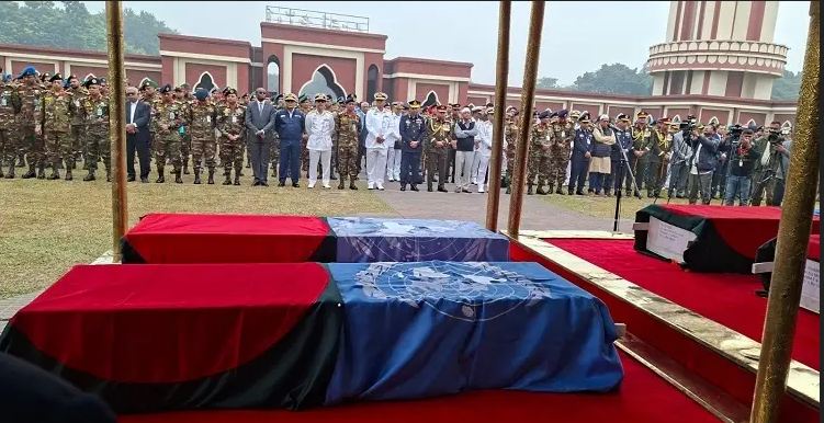 ঢাকা সেনানিবাসের কেন্দ্রীয় সেনা মসজিদ প্রাঙ্গণে ৬ বাংলাদেশি শান্তিরক্ষীর জানাজা অনুষ্ঠিত হয়