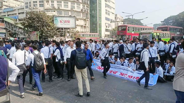 ৫ কলেজের উচ্চমাধ্যমিক শিক্ষার্থীদের শাহবাগ অবরোধ