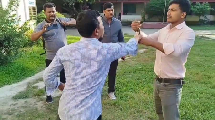লালমনিরহাটে এনজিওর কার্যালয়ে দুই সাংবাদিককে লাঞ্ছিত
