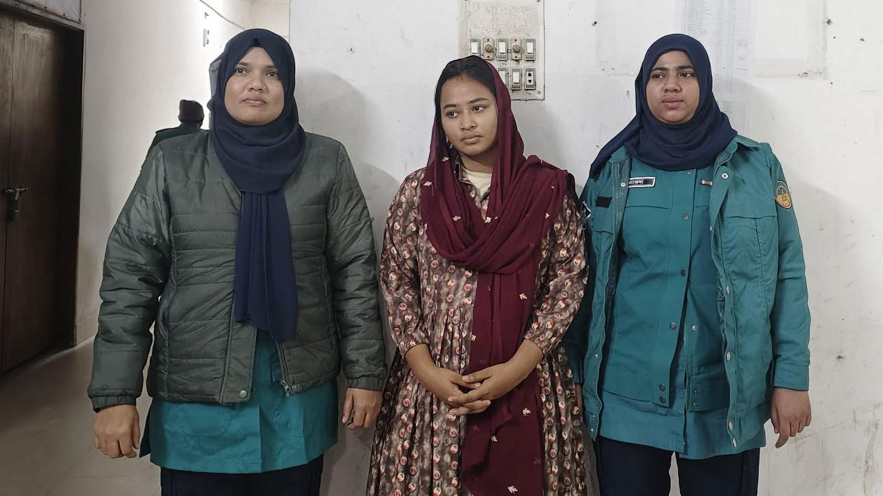 চাঁদাবাজিসহ একাধিক অভিযোগে ‘জুলাই যোদ্ধা’ সুরভী গ্রেপ্তার