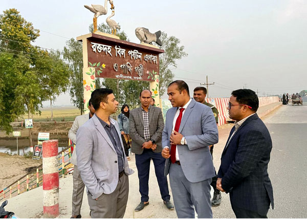 রাণীনগরের ভোট কেন্দ্র পরিদর্শনে ডিসি সাইফুল ইসলাম