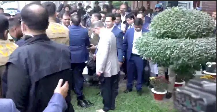খালি পায়ে দেশের মাটি স্পর্শ