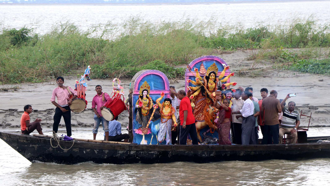 আনন্দঅশ্রুতে দোলায় গমন দেবীর