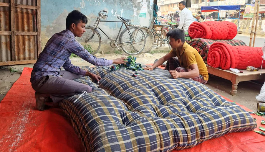 সাপাহারে আগাম শীতে জমে উঠেছে গরম কাপড় ও লেপ-তোশকের বাজার