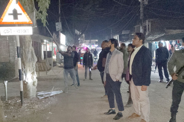 ভোলাহাটে ব্যানার-ফেস্টুন সরাতে ব্যস্ত সময় পার করছেন উপজেলা প্রশাসন