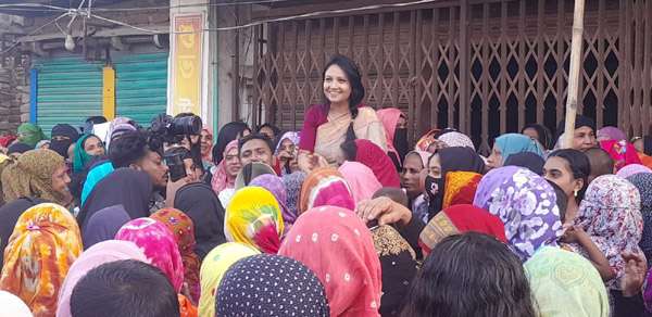 লালপুরে পুতুলের গণসংযোগ