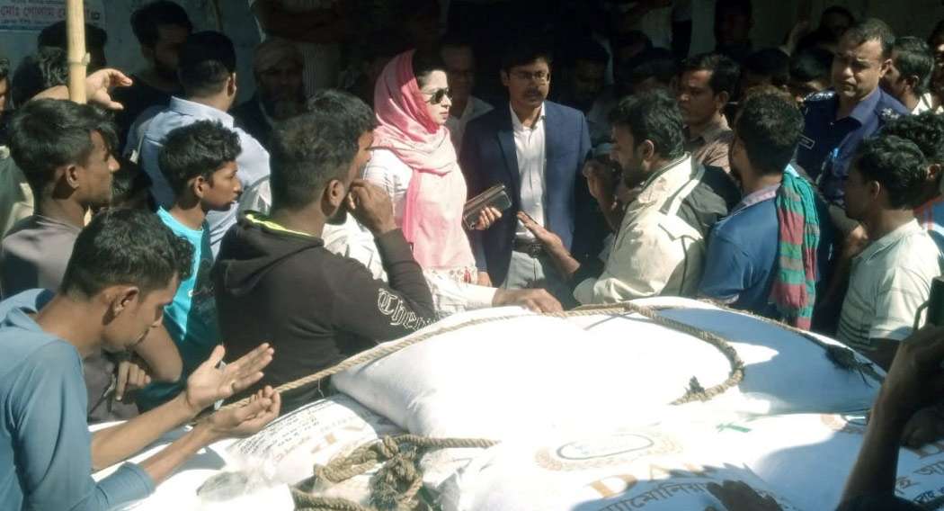 দুর্গাপুরে পাচারকালে ২০ বস্তা ডিএপি সারসহ আটক ব্যবসায়ী